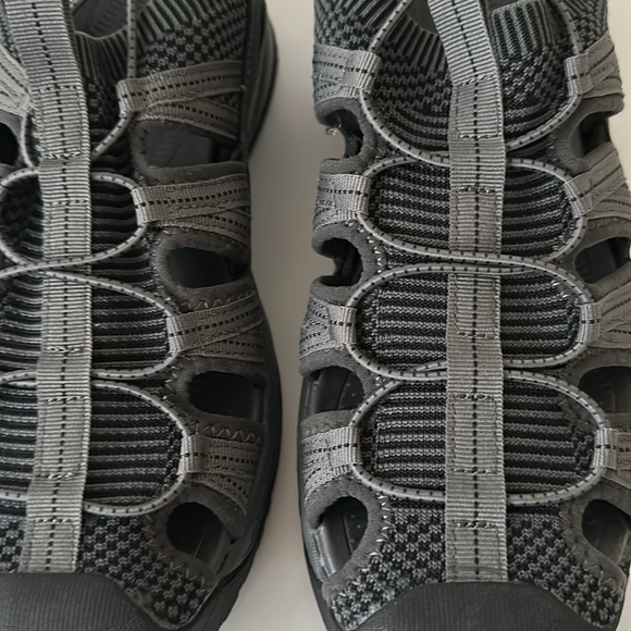 Eddie Bauer Men’s Gray and Black Water Shoes - Picture 12 of 16